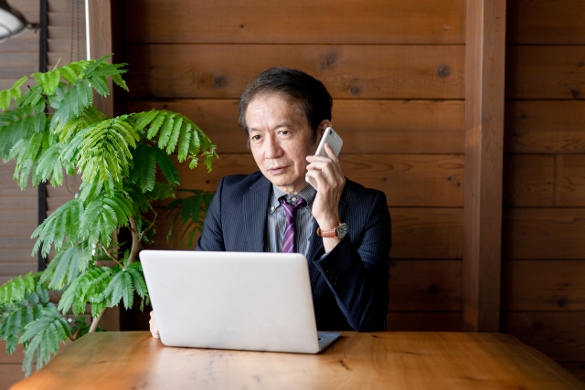 電話でアポ取りに挑戦しようとして悩む一人社長のデスク