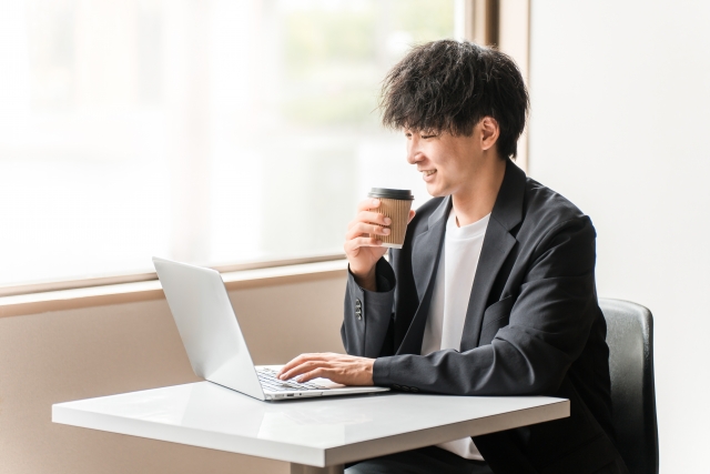 パソコンでメールを作成してアポイントを打診するビジネスパーソン