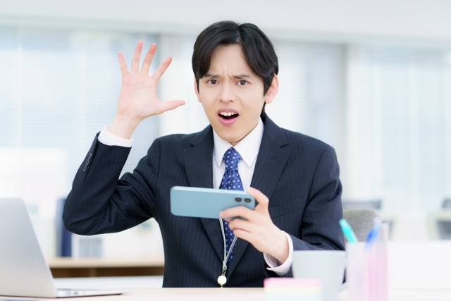 営業の会話に不安を感じるビジネスマン