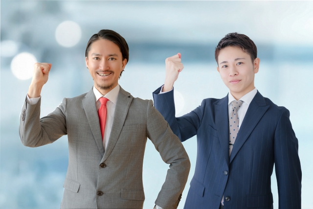 営業の苦手意識を克服して成功したビジネスマンのガッツポーズ