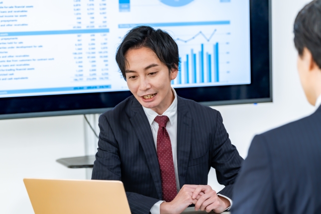 商談が成立して笑顔で握手するビジネスシーン