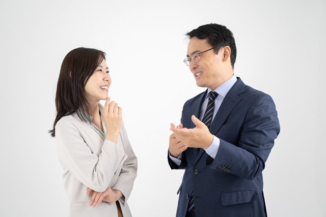 お客様の気持ちを丁寧に聞く営業担当者の対話シーン