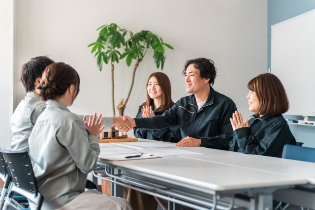 商談で笑顔で合意に至るひとり社長のビジネスシーン