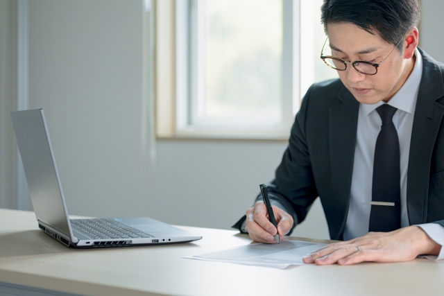 訪問営業の前に質問を準備している営業マン