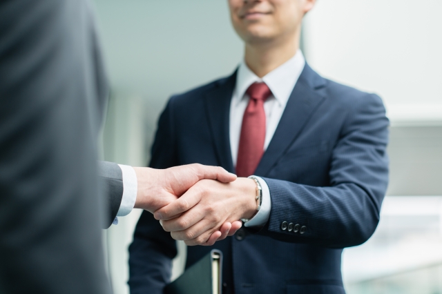 握手をしているビジネスパーソンと顧客