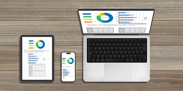 オンライン会議でスライドを画面共有しているビジネスパーソン