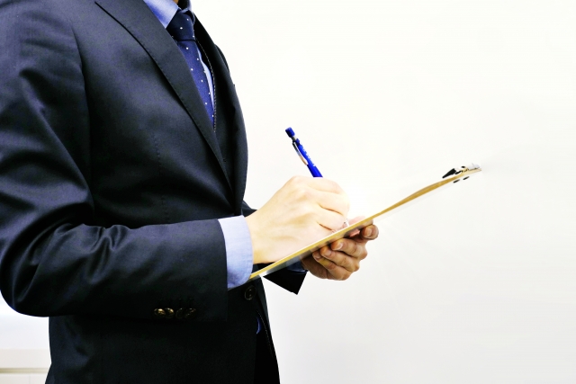 ノートに「現状→欲求→課題→解決」と矢印でステップを書いている場面、デスク上のメモ帳とペン、ビジネスシーン