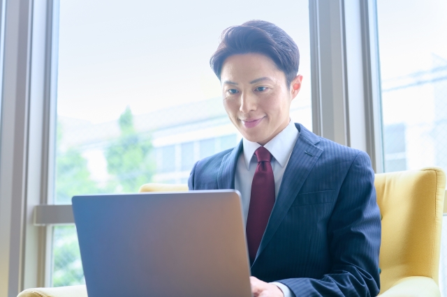 オンライン商談でメモを取りながら聞いている様子