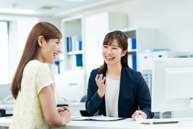 お客様の話をうなずきながら聞いている笑顔の一人社長