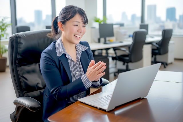 オンライン商談で笑顔で話す一人社長