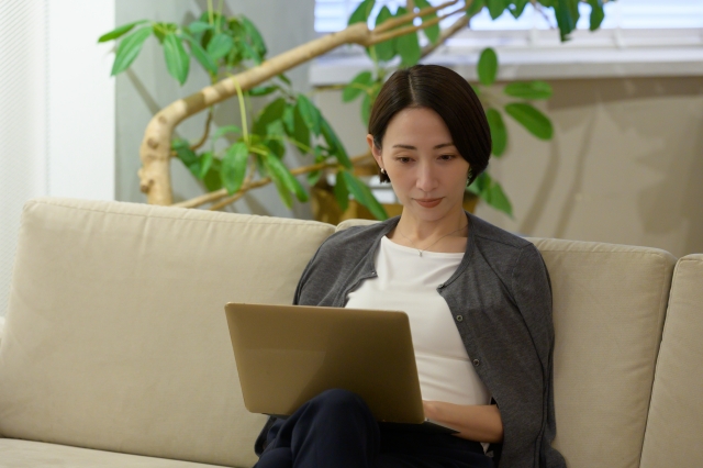 ノートに振り返りを書いている女性、営業の練習後の様子