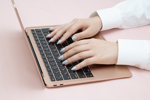 ビジネスパーソンがノートパソコンでプレゼン資料を作成している様子