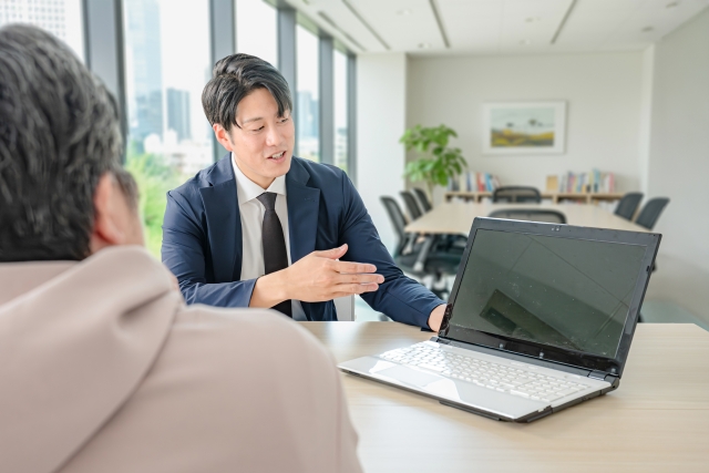 営業の練習をする一人社長のイメージ