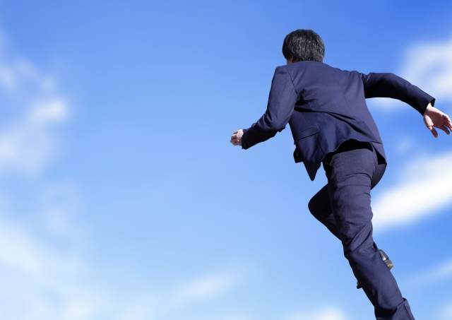 営業目標を手帳に書く一人社長