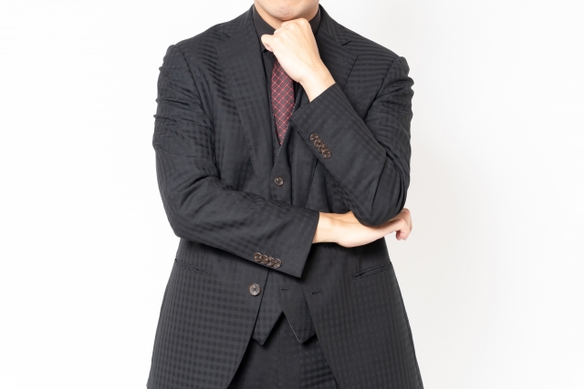 悩んでいるビジネスパーソン