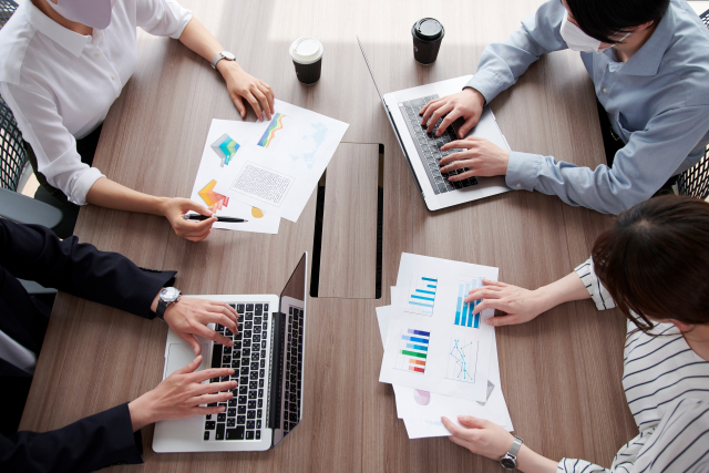 上司と部下が一緒にお客様と商談している様子