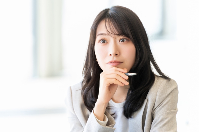 お客様の話を真剣に聞いているビジネスパーソン