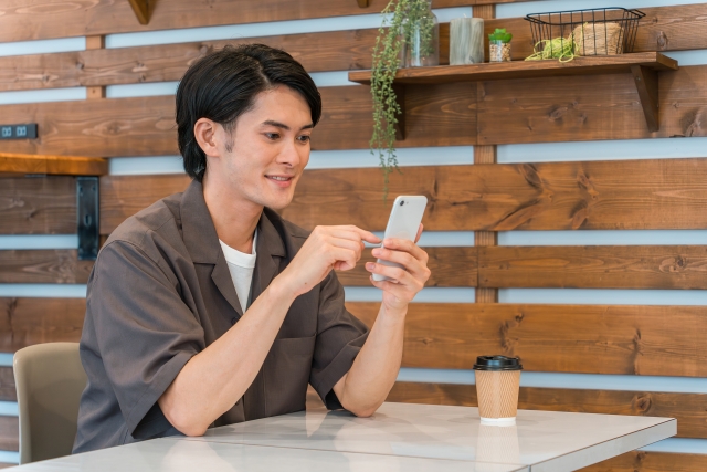 カフェ スマートフォン 男性 ビジネス