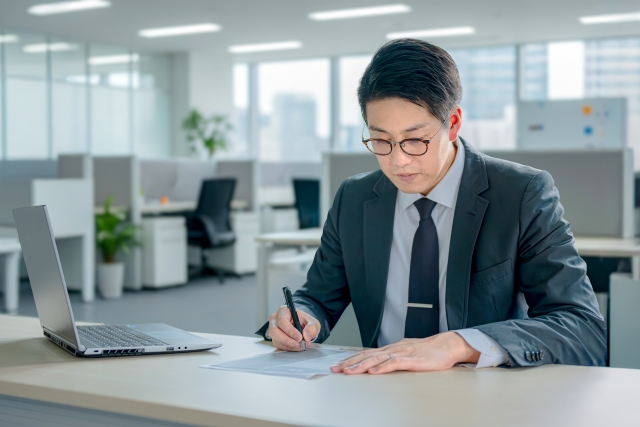 ビジネス メモ 振り返り ノート 書く 男性