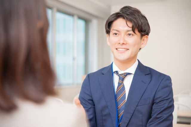 一人社長がお客様と向き合い穏やかに話を聞いている