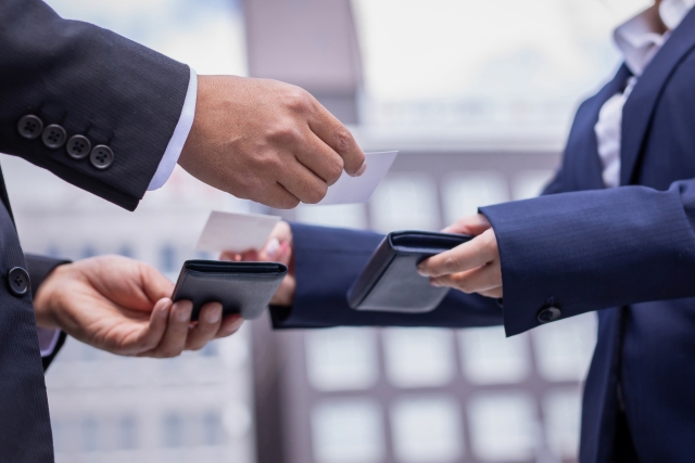 営業の自己紹介で印象に残るポイントを実践するビジネスマン