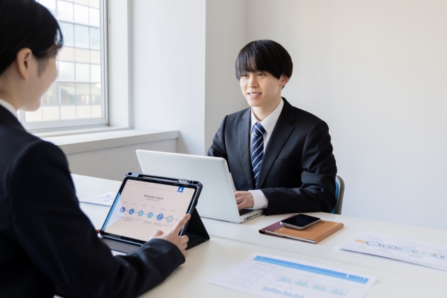営業マンがお客様と対面で話している様子