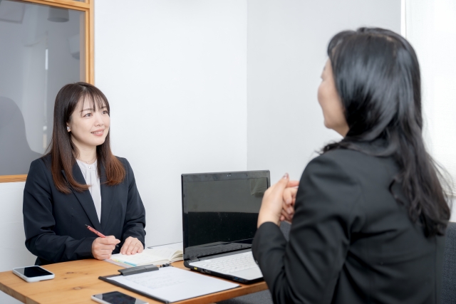 ２人が対話している商談シーン